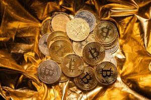 cryptocurrency munt en bitcoin op gouden achtergrond foto