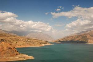 landschap met uitzicht op het meer en de bergen. Oezbekistan, Charvak-reservoir. aard van Centraal-Azië foto