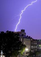 lighning bout over nachtelijke hemel in Midden-Europa, Oostenrijk. foto