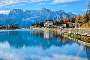 meer bergen landschap italië foto