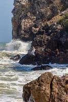 golven en sterke zeewinden veegden de rotsen en ondiepten mee. golven en zeebries beuken tegen rotsen en kusten. foto