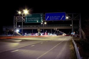 rustavi, georgië. 3 februari 2022. rustavi - tsiteli khidi snelweg uitzicht 's nachts. foto