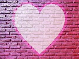 oude bakstenen muur graffiti hart, Valentijnsdag achtergrond foto