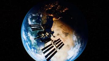 internationaal ruimtestation in de ruimte boven de baan van de planeet aarde foto