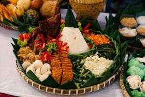 kleurrijke platliggende fotohuwelijksceremonie, traditioneel eten uit java-indonesië foto