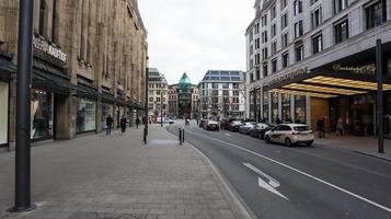 dusseldorf, duitsland - 20 februari 2020. stad en winkelstraten rond dusseldorf. straattaferelen en geparkeerde auto's op straat. moderne commerciële architectuur en woongebouwen in duitsland foto