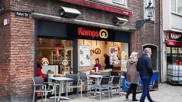 dusseldorf, duitsland - 20 februari 2020. kamps bakkerij winkel bord. beroemd Duits bakkerijnetwerk. een klein café met een grote stroom bezoekers. plek voor ontbijt of snacks. verse broodjes en sandwiches foto