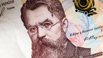 één papieren notitie in 1000 hryvnia's. portret van vladimir ivanovich vernadsky voor 1000 hryvnia's op een Oekraïens bankbiljet. Oekraïens geld foto