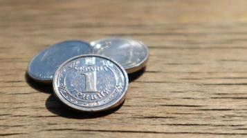een nieuwe 2018 hryvnia munt op een houten achtergrond. Oekraïens geld foto