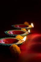 gelukkige diwali - klei-diya-lampen verlicht tijdens diwali-viering. wenskaart ontwerp van indiase hindoe licht festival genaamd diwali foto