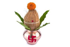 koperkalash met kokos en mangoblad met bloemendecoratie op een witte achtergrond. essentieel in de hindoeïstische puja. foto