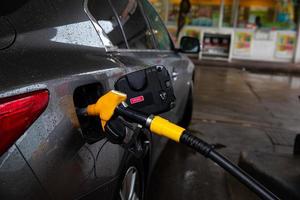 de auto tankt bij het tankstation. foto