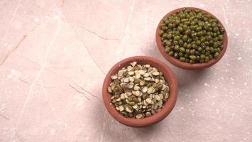 groene mung bonen ook bekend als mung dal, vigna radiata, groene bonen of moong dal geïsoleerd op een witte achtergrond foto