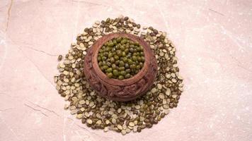 groene mung bonen ook bekend als mung dal, vigna radiata, groene bonen of moong dal geïsoleerd op een witte achtergrond foto