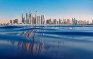 stadsgezicht van moderne dubai marina met weerspiegeling in het water. reisconcept foto