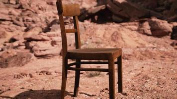 oude houten stoel op rotsen van Grand Canyon foto