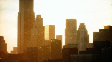 wolkenkrabbers van de grote stad bij zonsondergang foto