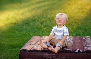 leuke jongen met blond haar en blauwe ogen foto