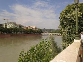 rivier adige panorama in verona foto