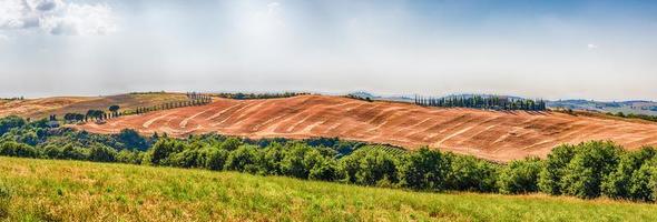 landschap van droge velden op het platteland in Toscane, Italië foto