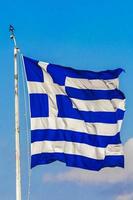 griekse blauwe en witte vlag met blauwe hemelachtergrond griekenland. foto