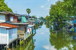 leven langs prem prachakon kanaal rivier don mueang bangkok thailand. foto