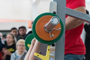 bankdrukken in de sportschool. competitie en toernooi foto