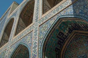 boog en architectuur van de oude registan in samarkand. oude architectuur van Centraal-Azië foto