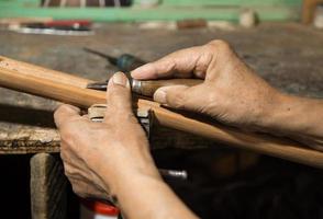 volwassen meester herstelt oude muziekinstrumenten. houtsnijden foto