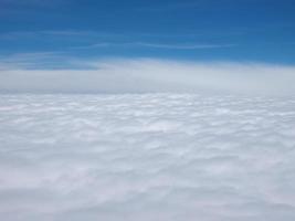 luchtfoto blauwe lucht met wolken achtergrond foto