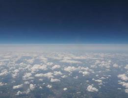 wolken gezien vanuit de vlakte foto