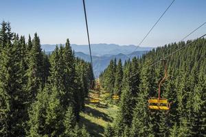 lege stoeltjeslift oplopend in pamporovo winterberg skiresort in bulgarije in de zomer. foto