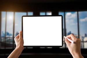 vrouw die een tablet met een leeg scherm gebruikt met een stylus foto