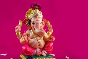 hindoe god ganesha. Ganesha idool op roze achtergrond. foto