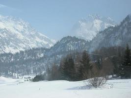 piz bernina bergketen in zwitserse rethische alpen in kanton gr foto