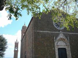 uitzicht op de stad montalcino foto