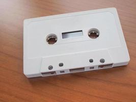 tapecassette op houten bureaublad foto
