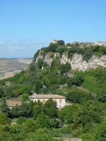 uitzicht op de stad tarquinia foto