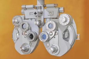 professioneel optometrist dioptrie-instrument in een opticienlaboratorium foto