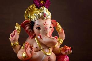 hindoe god ganesha. Ganesha idool op donkere houten achtergrond. foto