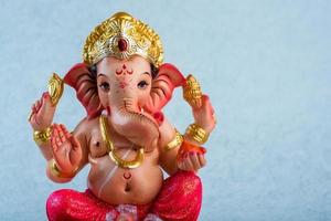 hindoe god ganesha. Ganesha idool op blauwe achtergrond. foto