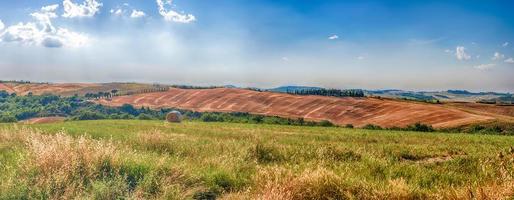 landschap van droge velden op het platteland in Toscane, Italië foto