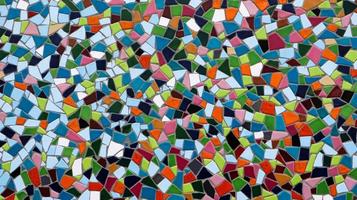 mozaïek op de grote muur van verschillende vormen en kleuren. abstracte kleurrijke mozaïek textuur achtergrond foto