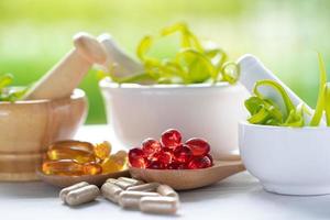 alternatieve geneeskunde natuur kruiden organische capsule, medicijn met kruiden blad natuurlijke supplementen voor een gezond goed leven. foto