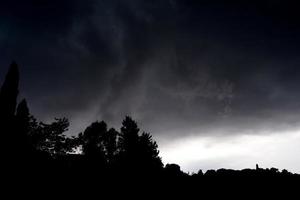 enge storm over het platteland. donkere stormachtige wolken boven de vlakte. dramatische stormachtige lucht. onweer in het veld. donkere stormachtige wolken boven het veld in de zomer. foto