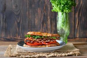 blt sandwich op het houten bord foto