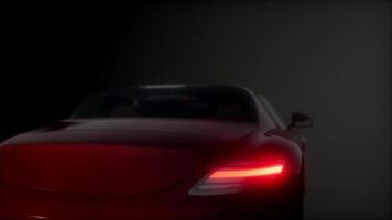 luxe sportwagen in donkere studio met felle lichten foto