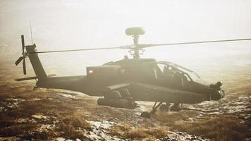 militaire helikopter in de bergen in oorlog foto