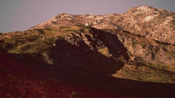 zonsondergang kleuren berg lucht landschap foto