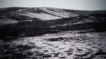 sneeuwijs en rotsen in het noordelijke landschap foto